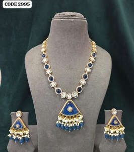 Parure de bijoux de luxe violette Kundan avec pendentif long, ornée de diamants américains et de perles, plaquée or, idéale pour mariages et soirées. - Product Image 3
