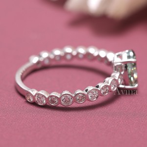 Bague de fiançailles/mariage/anniversaire en or 18 carats plaqué rhodium avec halo de diamants verts ovales cultivés en laboratoire certifiés IGI - Product Image 5