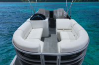 Bateau ponton de luxe en aluminium, série loisirs, 6 personnes, moteur hors-bord, croisière sportive, étriers de navigation, éclairage, direction hydraulique