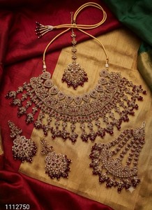 Nouvel ensemble de bijoux ethniques de mariée de haute qualité, dernier cri, plaqué or, comprenant un collier ras-du-cou, des boucles d'oreilles et un Maang Tikka, orné de zircon vert et de rhodium, style tendance - Product Image 1