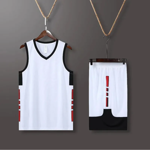 Uniforme de basketball pour hommes à manches courtes, construction robuste avec coutures renforcées, empiècements en mesh pour une meilleure circulation de l'air et une mobilité accrue, options personnalisables - Product Image 3