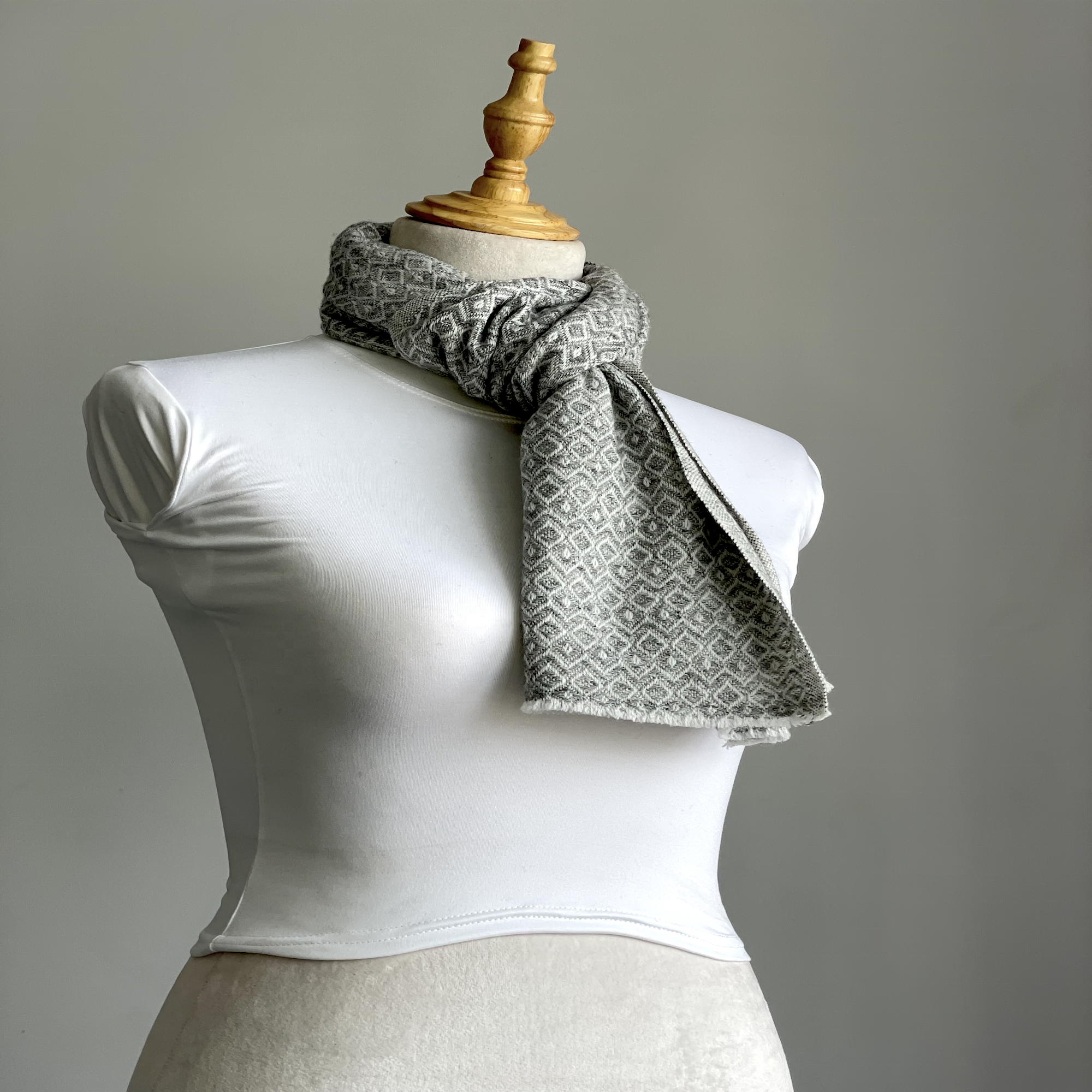 สีเทาเข้ม