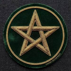 Insignia de Bordado Personalizada con Llaves Cruzadas Masónicas y Compás Cuadrado, Hilo Metálico Dorado y Parche Marrón, Regalia de Tesorero - Product Image 2