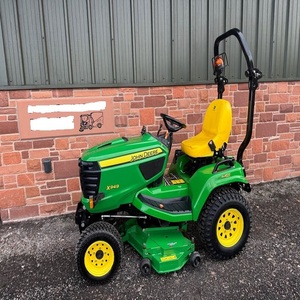 Achetez le tracteur autoporté John Deere X949 de qualité supérieure, conçu pour la robustesse, la durabilité et un fonctionnement agricole fluide. - Product Image 4