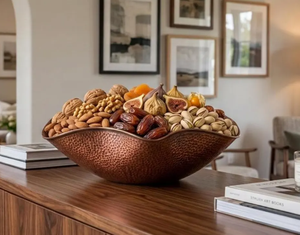 Grand bol décoratif artisanal en cuivre martelé à bord ondulé, idéal comme centre de table ou bassin pour comptoir de cuisine, table à manger, ou décoration en marbre. - Product Image 4