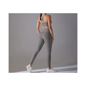 Conjunto de Yoga de 2 Piezas sin Costuras para Mujer, Color Gris, Leggings de Cintura Alta, Top Corto con Tirantes Cruzados, Elástico en 4 Direcciones - Product Image 1