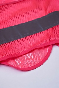 Gilet de sécurité réfléchissant rose avec panneaux en maille et plusieurs poches pour les travaux de construction et de circulation - Product Image 5
