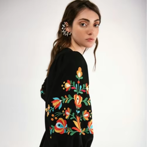 Robe midi en coton brodé jaune style bohème pour femme, col en V, manches bouffantes, ceinture à nouer avec pompons, robe ethnique - Product Image 1