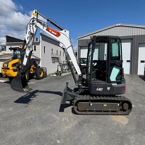 Excavatrice professionnelle Bobcat E60 conçue pour le creusement précis, le terrassement, le nivellement, l'aménagement paysager et les travaux utilitaires. - Product Image 1