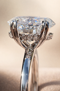 Anillo de compromiso ovalado de moissanita con efecto hielo triturado, anillo de propuesta con halo oculto para ella - Product Image 4