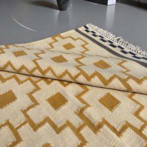 Alfombra Kilim de Tejido Plano Abstracto Hecha a Mano, Color Crema Mostaza, Reversible, Mezcla de Lana, Diseño Moderno y Ecológico con Patrón Escalonado - Product Image 4