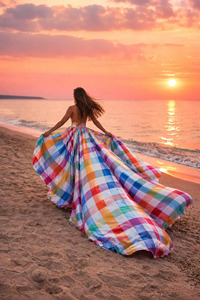 Vestido de satén maxi de lujo multicolor con estampado de cuadros arcoíris para sesiones de fotos en la playa, vestido de noche premium a rayas coloridas - Product Image 5