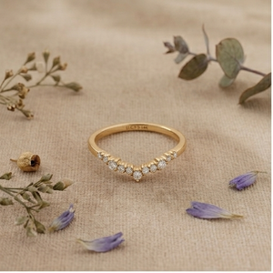 Anillo de boda minimalista con diamantes curvos, anillo apilable de moissanita, anillo de oro macizo con diseño de chevron para mujer - Product Image 3