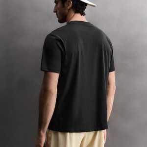 เสื้อยืดคอกลมทรงพอดีตัวสำหรับผู้ชาย ผ้าทอเนื้อเรียบ |   ผ้าฝ้าย 100% 320 กรัม แขนสั้น ซักได้ |   OEM/ODM ขายส่งสินค้าเปล่า/ไม่มีลาย - Product Image 4