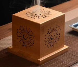 Quemador de Incienso de Madera Yotijay, Hecho a Mano con Diseño de Luna y Estrella, para Uso Aromático en Todas las Estaciones - Product Image 1