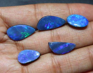 Opale australienne doublette, pierre brute naturelle, opale bleue feu, opale doublette, cabochon d'opale, fabrication artisanale de bijoux, vente en gros - Product Image 2