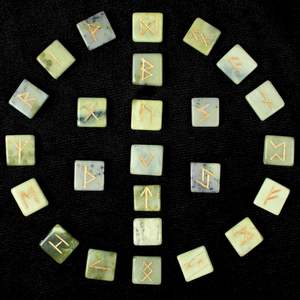 Juego de Piedras Rúnicas Vikingas Serpentine con Grabado en Oro para Reiki, Sanación, Meditación, Adivinación, Terapia con Cristales - Product Image 4