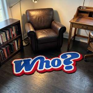 Alfombra Antideslizante de Lana Hecha a Mano con Tipografía Única, Diseño de Letras de Pregunta en Azul y Rojo para Decoración de Sala de Estar y Dormitorio - Product Image 2