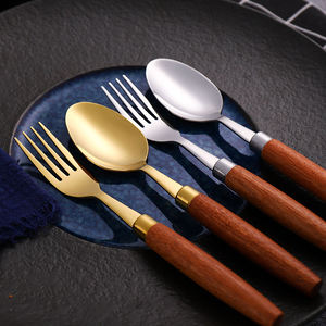 Juego de cubiertos clásico de estilo real en oro, cuchara, tenedor y cuchillo de acero inoxidable con mango de madera, cubiertos para la cena. - Product Image 2