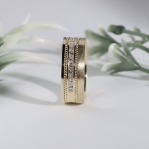 Anillo de compromiso clásico de lujo para hombre con diamantes, banda de boda de oro amarillo con corte princesa, textura de cuerda trenzada y acabado cepillado. - Product Image 2