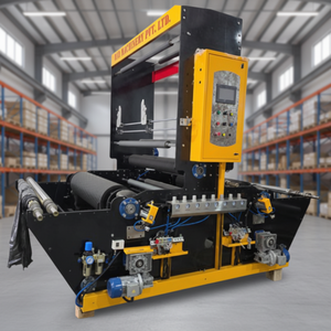 Sistema automatizado de embalaje industrial y transporte con brazos robóticos en una moderna instalación de producción. - Product Image 3