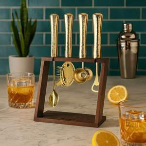 Ceci est un élégant ensemble d'outils de bar à 5 pièces avec une finition dorée sophistiquée et des poignées à motif marbré noir. Il est conçu pour… - Product Image 5