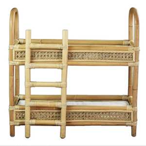 Découvrez ce lit de poupée pour enfants en rotin naturel fait main, conçu à deux niveaux et orné de détails classiques en cannage. - Product Image 3
