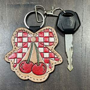 Nouveau design de porte-clés souvenir de luxe en cuir véritable fait main, avec nœud et motif à carreaux cerise, accessoire cadeau unisexe - Product Image 5