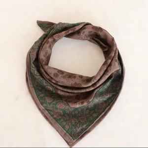 Bandanas imprimées d'inspiration rétro, foulard en coton doux pour le style urbain, les skateurs, les motards et les amateurs de mode - Product Image 1