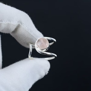 Anillo Ajustable de Plata de Ley 925 con Bisel de Cuarzo Rosa Natural, Hecho a Mano, con Gema Rosa, para Boda - Product Image 3