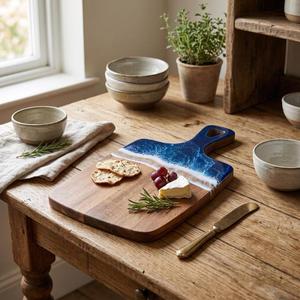 Planche à découper en bois et résine époxy personnalisée, planche à découper artisanale pour la cuisine, planche décorative pour servir les aliments - Product Image 1