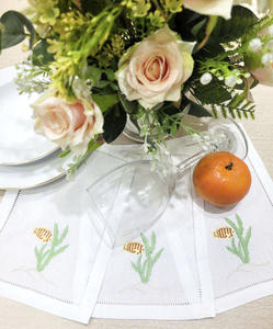 ผ้าเช็ดปากปักลายปลาแบบทำมือขายส่ง ผ้าฝ้ายสีขาวเย็บริมผ้าแบบเฮมสติทช์ ผ้าเช็ดปากแบบพับสำหรับค็อกเทล ใช้สำหรับบ้าน งานอีเว้นท์ และบาร์ - Product Image 4