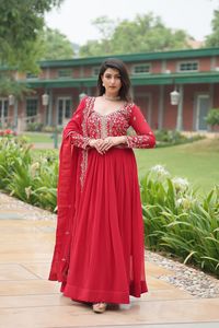 ชุดเดรส Anarkali แบบอินเดีย ดีไซน์เนอร์ออกแบบ ตกแต่งด้วยเลื่อมและงานปักดิ้นทอง พร้อมผ้าคลุมไหล่แฟนซีสำหรับผู้หญิง - Product Image 4