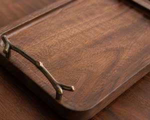 Plateau de rangement rectangulaire en bois avec poignée en laiton, design Wabi Sabi, finition laquée, pour utilisation sur table, service de boissons et de nourriture - Product Image 4
