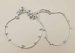 Chaîne de cheville en argent ornée de breloques DIVYORO - Product Image 2