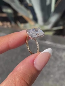 Bague de fiançailles en diamant de laboratoire taille radiant 3 carats, halo caché, or jaune 14 carats, certifiée IGI - Product Image 1