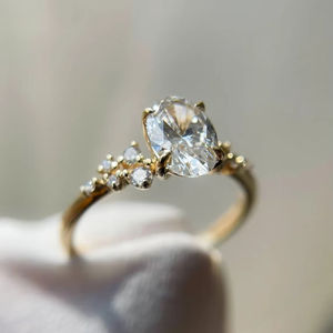 Elegante anillo ovalado con diamante redondo cultivado en laboratorio, certificado por IGI, color D E F, claridad VVS VS, engastado en oro, oro rosa, oro blanco. - Product Image 1