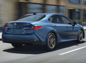 Toyota Camry 2.0HGVP 2025 – Berline haut de gamme – Sièges moelleux et habitacle ultra silencieux - Product Image 2
