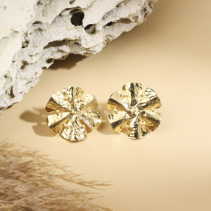 Pendientes de botón florales martillados hechos a mano para mujer, joyería llamativa de latón chapado en oro - Product Image 2