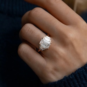 Anillo de Diamante Cultivado en Laboratorio con Corte Esmeralda de 3CT, con Detalles de Baguette, Oro Amarillo de 14K - Product Image 4