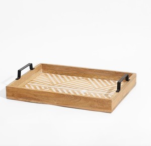 Plateau de service en bois moderne fait main à motif abstrait avec poignées, logo personnalisable pour mariages et dîners de Diwali, mobile - Product Image 4