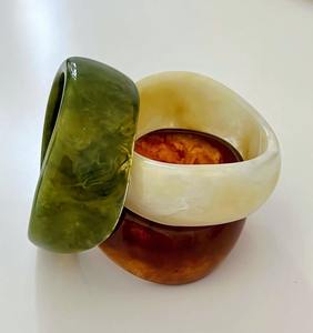 Brazalete de Resina con Efecto Mármol Ecológico Shan India - Accesorio de Moda Elegante y Moderno con Ajuste Cómodo para Fiestas - Product Image 4