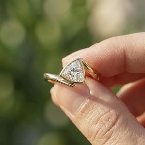 Anillo Moderno de Oro Sólido de 14K con Diamante Cultivado en Laboratorio de 2.01CT con Corte Trillón y Banda Cruzada, Regalo Fino para Fiesta de Compromiso para Novias - Product Image 1