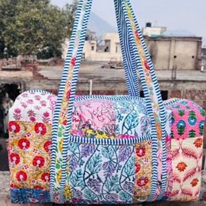 Bolsa de lona acolchada con estampado surtido y patchwork, con cierre de cremallera y asa superior, bolsos de fin de semana, accesorios para mujer, venta al por mayor - Product Image 1
