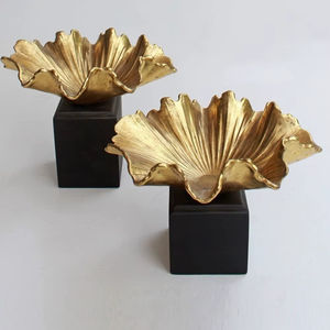 Bol de centre de table élégant, sculptural, en métal doré, écologique, moderne et de luxe, avec support carré noir, pour décoration de salon, motif pétale - Product Image 1