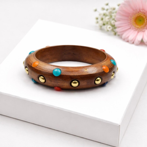 Brazaletes de Madera Hechos a Mano con Tachuelas de Latón y Puntos Coloridos, Joyería Artesanal Natural - Product Image 2