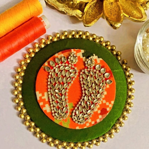 Laxmi Paduka traditionnel indien pour la décoration de la maison |   Artisanat religieux fait main pour les festivals | Décoration ethnique spirituelle en gros - Product Image 4