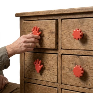 Poignée de tiroir en résine et bois en forme de main, rouge, fantaisie, pour commode et armoire, design contemporain, installation facile, perles - Product Image 2
