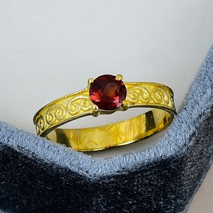 Anillo de compromiso y boda vintage con diseño de espiral y gema de granate, chapado en oro amarillo sobre plata de ley 925 con engaste de gema en punta. - Product Image 1