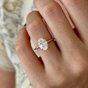 Bague de fiançailles fine et minimaliste avec diamant ovale de 2 carats cultivé en laboratoire, or rose 14 carats, certifiée IGI - Product Image 4